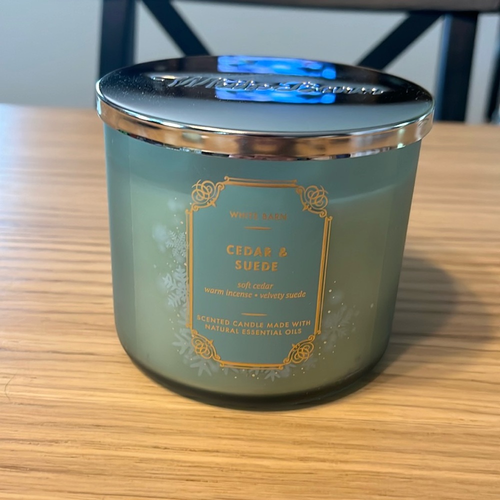 Bath & Body Works 3 Wick Candle. Cedar & Suede.